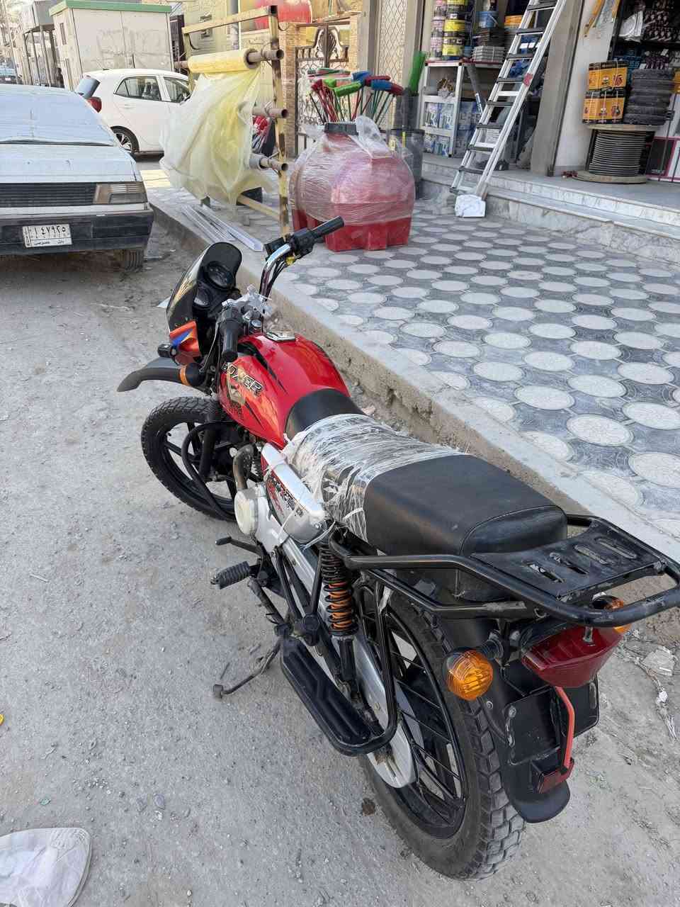 السلام عليكم اخوان بوكسر للبيع موديل 22 مستخدمه استخدام شخصي الدراجه نضيفه كلش مكفوله كفاله عامه مرقمه بإسمي رقم قادسيه الدراجه ما مبدل بيهه اي شي ما عدا التاير  الخلفي والتأير الأمامي مال الشركه يعني ما تعبانه الدراجه والباتري مال الشركه من 2022. ونكره سلف يعني الدراجه على وضع الشركه جديده كلش تجي تفحص يم اي مصلح يعجبك  السعر مليونين وبيهه مجال بسيط ***********
ملاحظه الدراجه مطلعهه من الوكيل بأيدي يعني من الوكيل الي مباشره
