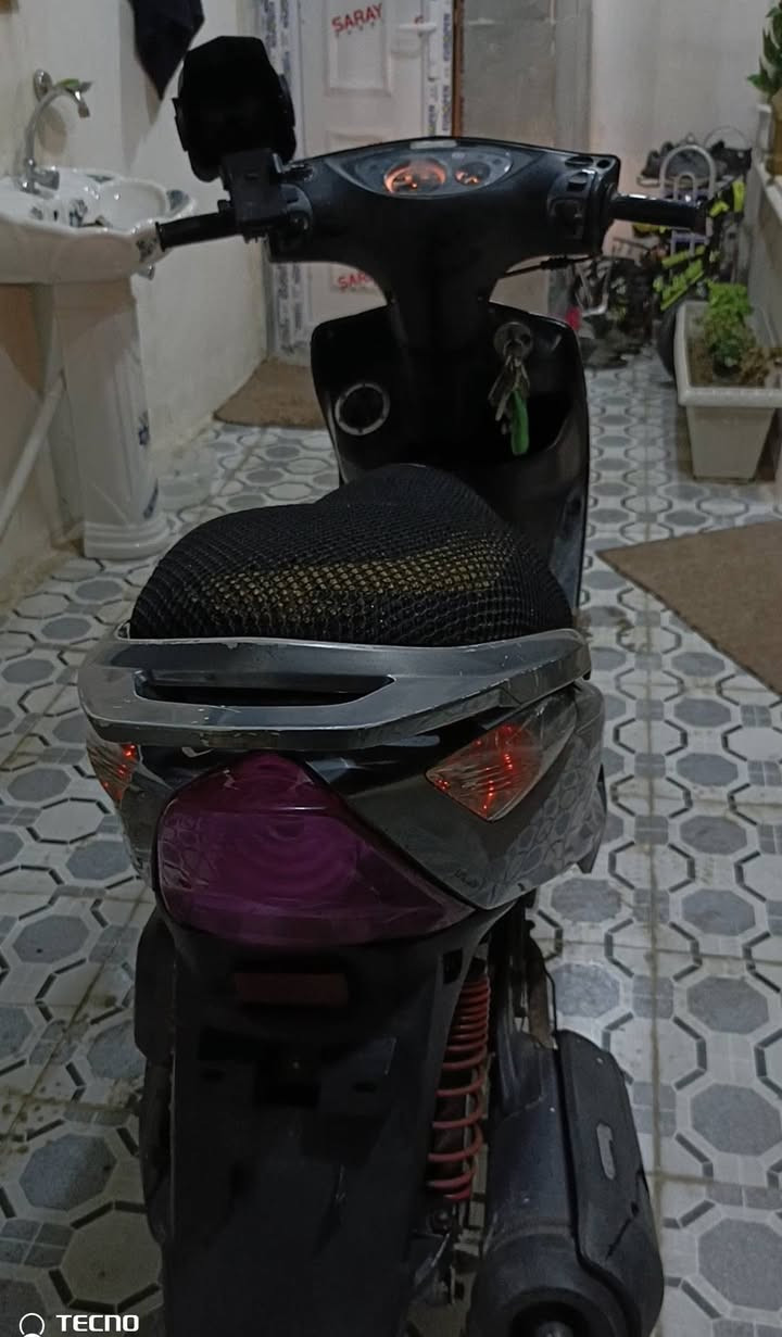 السلام عليكم ورحمة الله وبركاتة
ماكس ثعلب دراجه جديده 
قبل 4 اشهر منزلهه من الرمبه حلوه 
ونضيفه كلشي شغال برك امامي خلفي سستمهه حلو مشيته حلو وسريعه دراجه ناعمه نضيفه مكينه جديده تايرات جديدات ثنينهن دراجه برغي مالملعوب بيهه كله بلادي 
مكاني بغداد... حي العدل مقابيل ملاعيب الربيع بارك 
للستفسار الرقم 
***********
