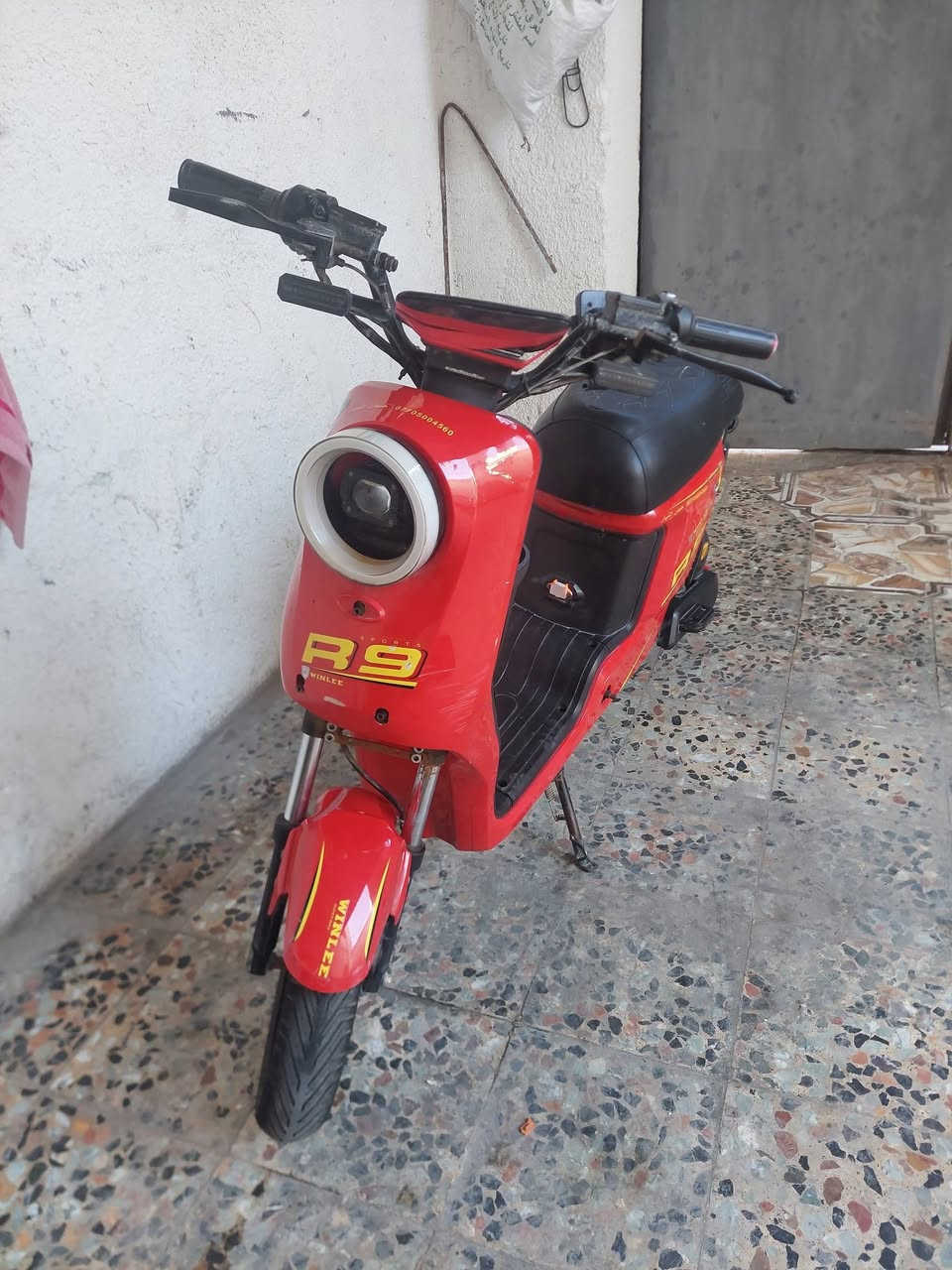 سلام عليكم R9للبيع عوزها بس شاشه سعرها ٣٢٥ وبيها مجال العنوان القبله رقم الهاتف ***********
