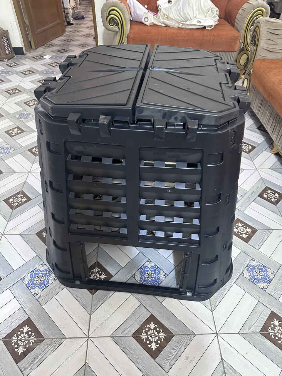 سلة حديقة كمبوستر أسود (صندوق تسميد للنفايات العضوية).
السعة: تتوفر بسعات مختلفة، حيث تشير نتائج البحث إلى نماذج بسعة 360 لتر أو 330 لتر. 

المادة: مصنوعة من بلاستيك متين، وغالباً ما يكون معاد تدويره ومقاوم للأشعة فوق البنفسجية لضمان طول العمر. 

الميزات: تصميم بفتحات تهوية للمساعدة في تحلل النفايات، وغطاء علوي لحماية المحتويات من المطر والشمس، وفتحة سفلية سهلة الوصول لاستخراج السماد النهائي. 

الوظيفة: تحويل نفايات المطبخ والحديقة إلى سماد عضوي غني لتغذية التربة وتحسين صحة الحديقة.


**إذا كنت صاحب هذا الإعلان وتريد حذفه لأي سبب، رجاءا أرسل رسالة إلى الدعم الفني**