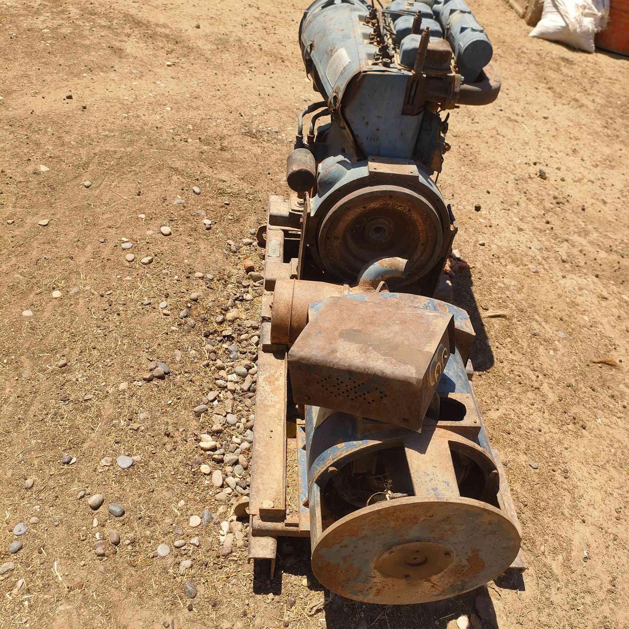 📢 إعلان بيع: مولد كهرباء ديزل دويز (Deutz Type)
المواصفات الفنية للمولد:

•نوع المحرك: محرك ديزل 3 أسطوانات (3 بستم).
•نظام التبريد: تبريد هواء (صحراوي) - يتميز بالتحمل العالي الأجواء الحارة دون الحاجة لراديتر أو ماء.

•القدرة التقريبية: يتراوح حجم التوليد لثلاثة بساتم في هذه الفئة بين 25 إلى 35 كافيا (kVA).

•نوع التشغيل: سلف كهربائي (مارش).التركيب: مثبت بالكامل على شاسي (قاعدة حديدية متينة) يجمع بين المحرك ورأس التوليد.

مميزات المولد:
•نظام ميكانيكي بالكامل: خالي من التعقيدات الإلكترونية، مما يجعل •صيانته سهلة وتوافر قطع غياره بكثرة في السوق.
•اقتصادي جداً: معروف بقلة استهلاك وقود الديزل مقارنة بالمحركات المبردة بالماء.
•تصميم عملي: مناسب جداً للمزارع، المواقع الإنشائية، والورش الصناعية، أو كمصدر طاقة احتياطي.
📞تفاصيل البيع والتواصل:
•حالة المعدة: مستعملة (على الفحص والمعاينة المباشرة في الموقع).
•السعر المطلوب: [900] وبي مجال
•موقع المعاينة:[الشرقاط-السلمان]. 
•للتواصل والاستفسار: [***********]
