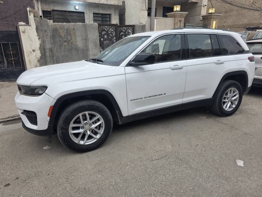 جيب كراند شيروكي لاريدو 2023 – سعرها 295 وارد أمريكي حادثها جاملغ راجع بارد ومبدل  البنيد فقط.
محرك 6 سلندر 3.6L
شاشة + كاميرا + حساسات. حساسات بالمري موصفات الاريدو. دواخل جلد مشمشي
السيارة نظيفة جداً بيها تلحيضات بارد بسيطه بالباب الخلفي، ماشية 40 الف، مكانها حي العامل ***********. باسمي السنوية. بغداد, العراق
