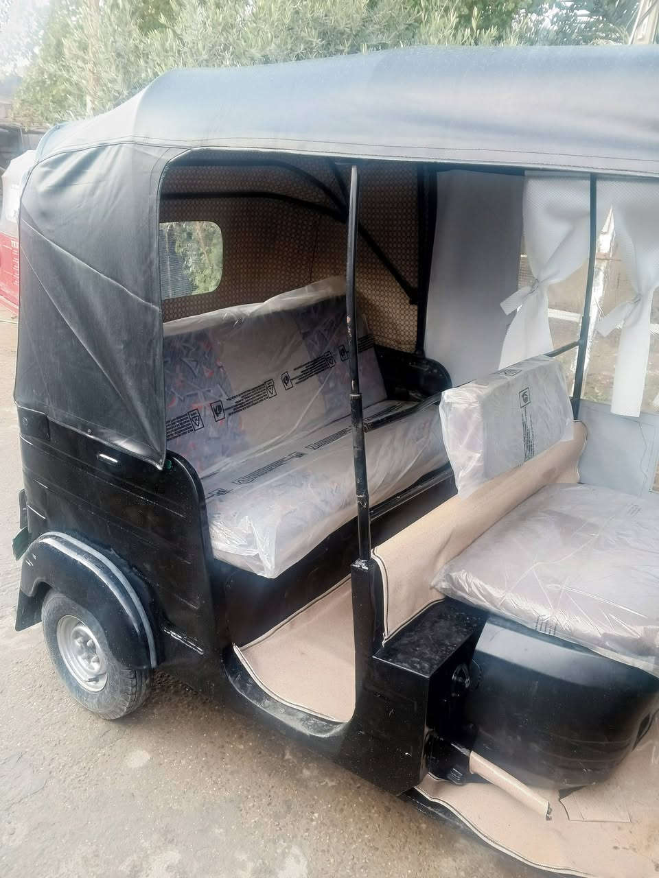 السلام عليكم تكتك موديل 16 مرقم انكليزي نضيفه كلش مال جناي رايدها 500و4وبيها مجال  العنوان بغداد ***********
