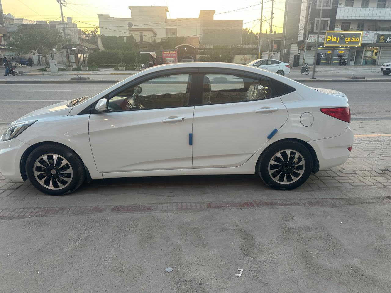 اكسنت موديل ١٥ خليجي فول لشركه العامه سياره بيها فقط جاملع خلفي صبغ ماشيه ١٣٠ حقيقي كير محرك شركه سياره احلا من الصور  رايدها ب ١٠٥ وبيها مجال ***********
