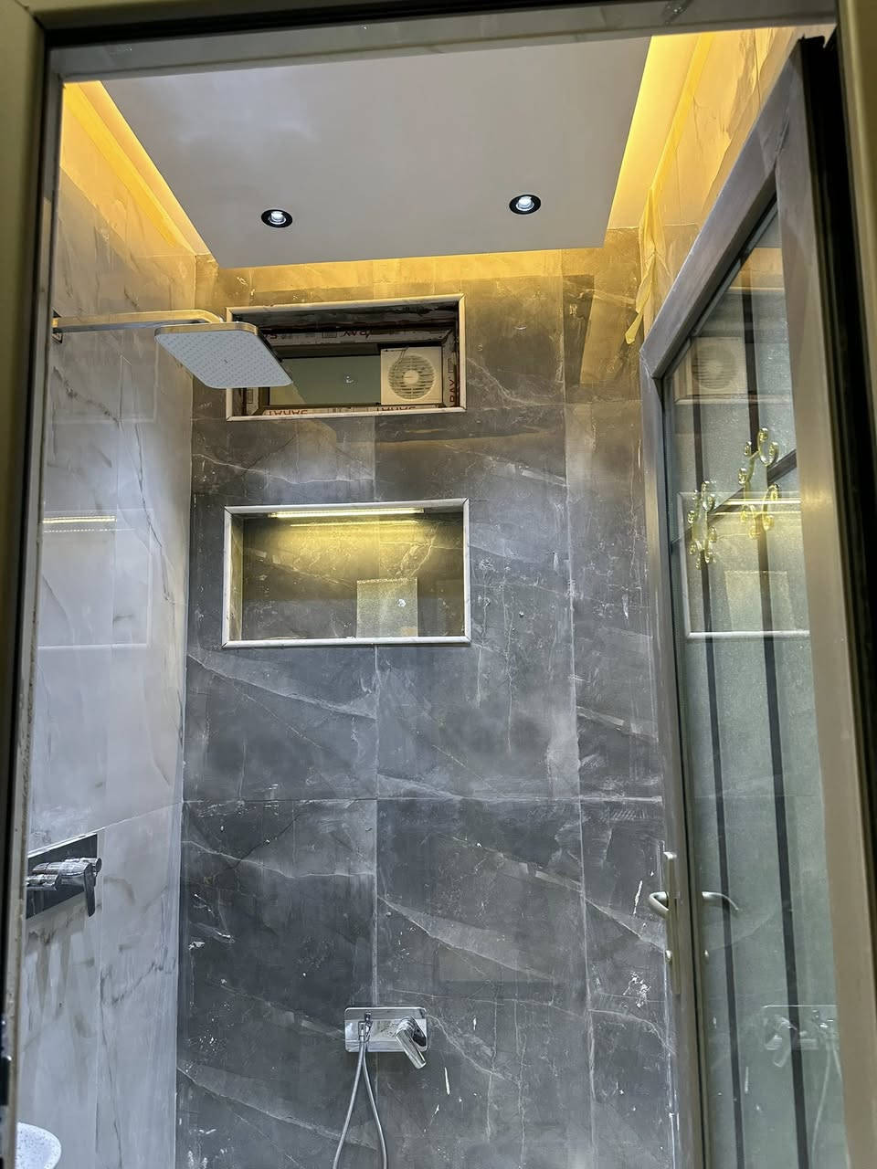 بيت 100 متر طابق واجد بناء جديد شغل جناي درجه اولى مطلوب لمصرف الاسكان يباع على شكل تطلوعه اي استفسار اتصل ***********
