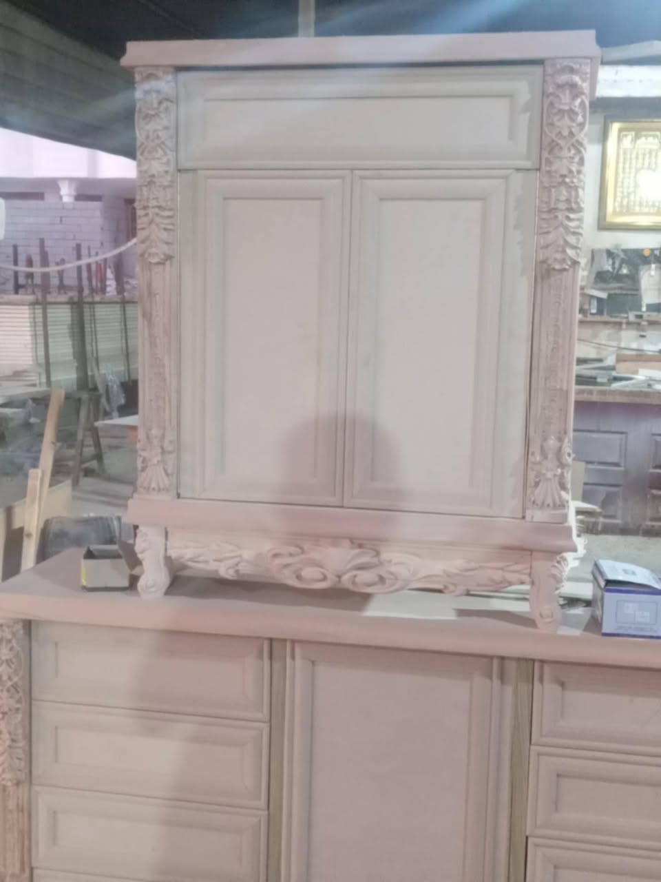 مستعدون لتجهيز كافة المعراض بل موبيليه كناتير مع غرف نوم مع محامل فراش مع ابواب شغل درجة أولى وباأسعرمناسبةرقم صاحب المعمل جاسم ابومحمد ***********
