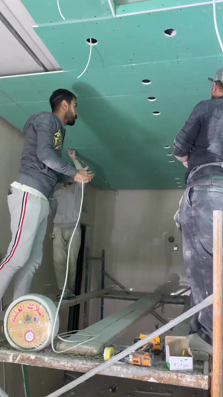 السلام عليكم شركة الفهد الفضي  لتجارة المواد الكهربائية والديكورات  مستعدين  لعمل كافة الاعمال الكهربائية وديكورات الجبس بور 
الفرع الاول السعدون. شركة الازل. الفرع الثاني كم ساره شركة الفهد الفضي 
بادارة سلام المغازجي  هاتف ***********
***********
