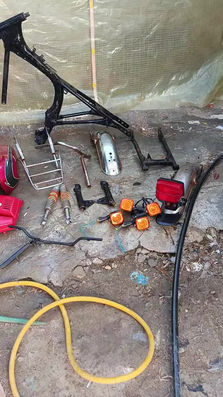 سلام عليكم غراض دراجه كامله للبيع مال اربع كير المكان نجف مشخاب الستفسار هاذه الرقم واتساب بي ‏‪***********‬‏
الشاصي كلك موديل 19 السعر 160وبيهن م ال الغراض كله معه الشاصي
