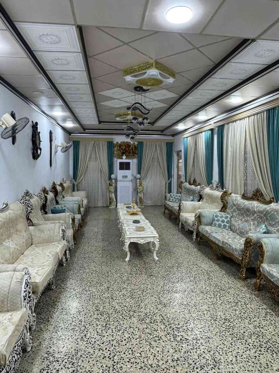 بيت للبيع حي القاطول مساحه  ٣٣٩ متر زنجيل عل شارعين ١٢ متر  طابقين ٤ غرف محدث عالي عن الشارع  موقعه قرب جامع البونيسان    السعر ١٦٠ وبي مجال للستفسار ***********
