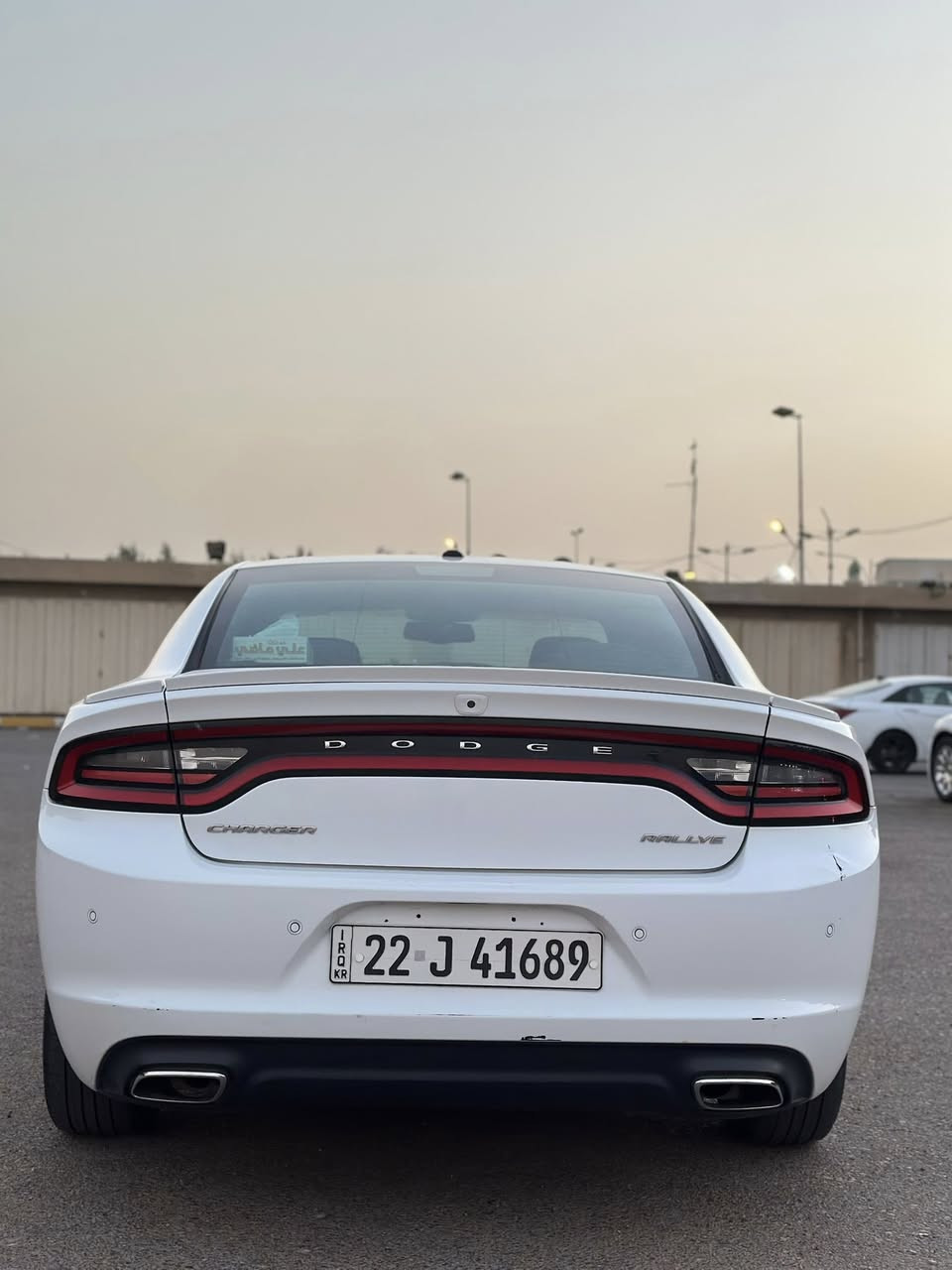 السلام عليكم دوج جارجر2017رقم اربيل كلين كفاله من الفتح والتبديل والصبغ والسونار موجود بالمنشورماشية 75mi فتحه وشفتات وكشن حضن وباقي المواصفات المعروفه السياره جاهزه مابيه اي نقص من حداديه تخم تاير كير مكينه اكسن مكفول 
العنوان بغداد الشعلة
  ‭0770 348 6335‬
