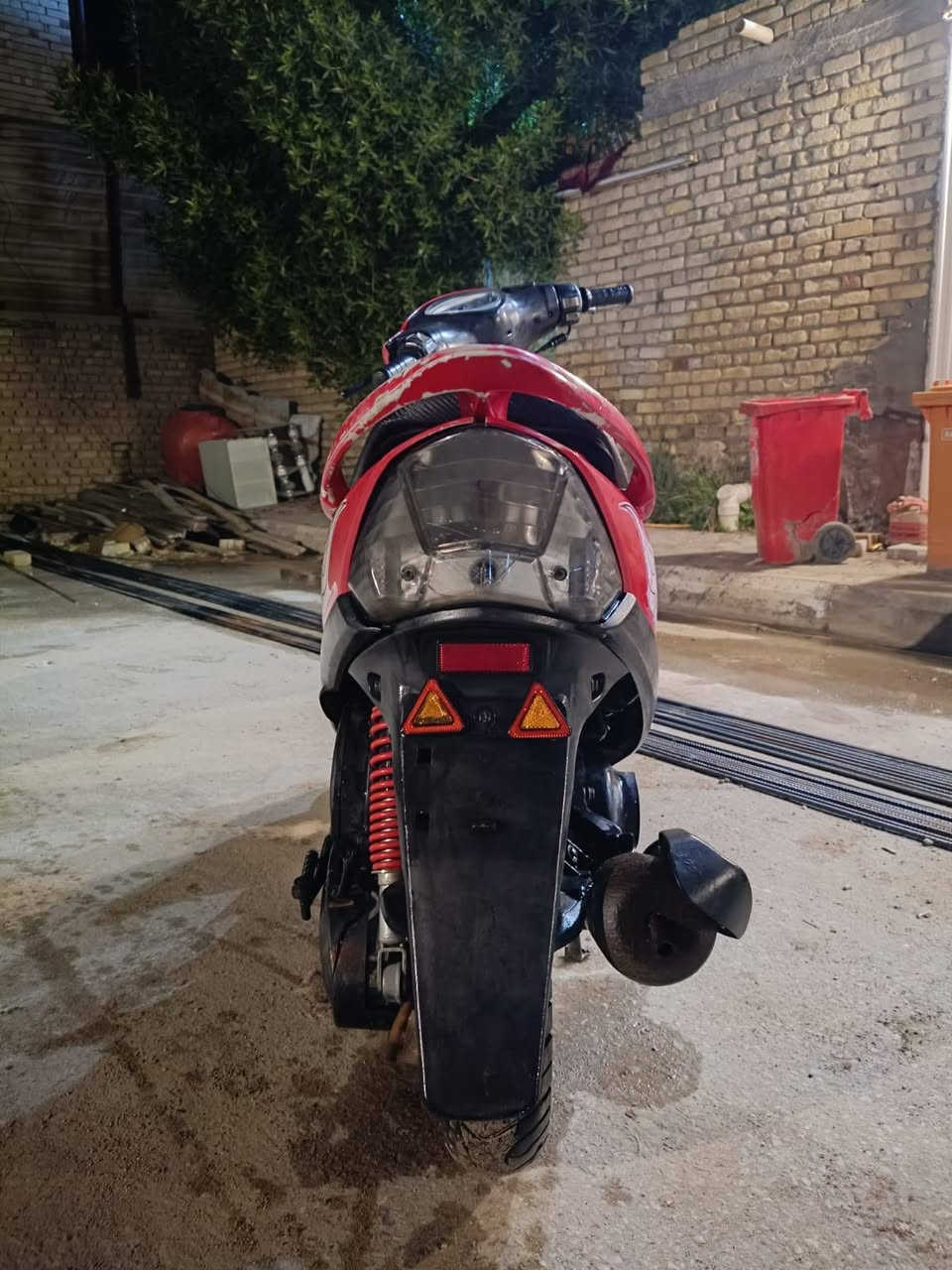 سلام عليكم دراجه عدله لون احمر دراجه نظيفه سعر 650وبيه مجال للطيبين رقم *********** متواجد وتساب فقط  مستعجل عله بيعته
