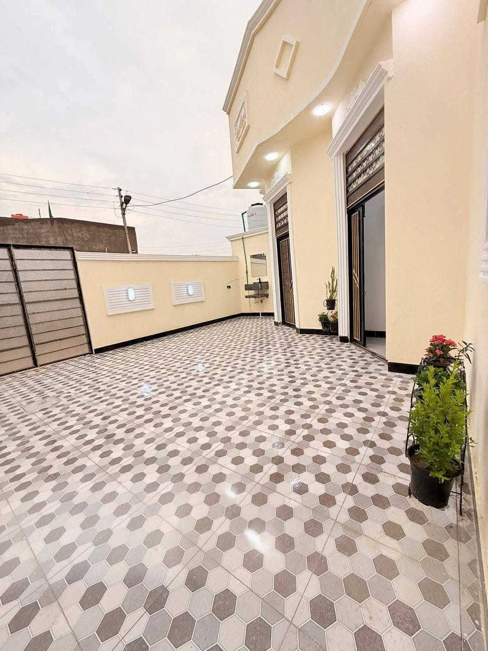 بيت للبيع 
يوجد بيت البيع 
مساحه 210
سعر 118وبي مجال 
غرف2
صاله نسائيه
صاله بيت
مطبخ حار وبارد
ديوان كبير
طابو صرف زراعي ومالك عراقي
خدمات ماي وكهرباء
العنوان البصره ابو الخصيب كوت ثويني يم جامع تقوى الاستفسار اكثر خاص***********
