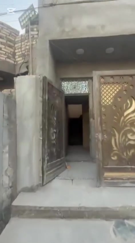 السلام عليكم دار 🏠للبيع 90 متر مربع مقابيل فرع
ابو سمير بل 28 قريب عل شارع الحشد والشارع العام 
بناء نضيف جدا مثل مموضح بل فديو 
باقي التفاصيل شنو تردون موجودة 
السعر 80 مليون وبي مجال 
للاستفسار 
***********
