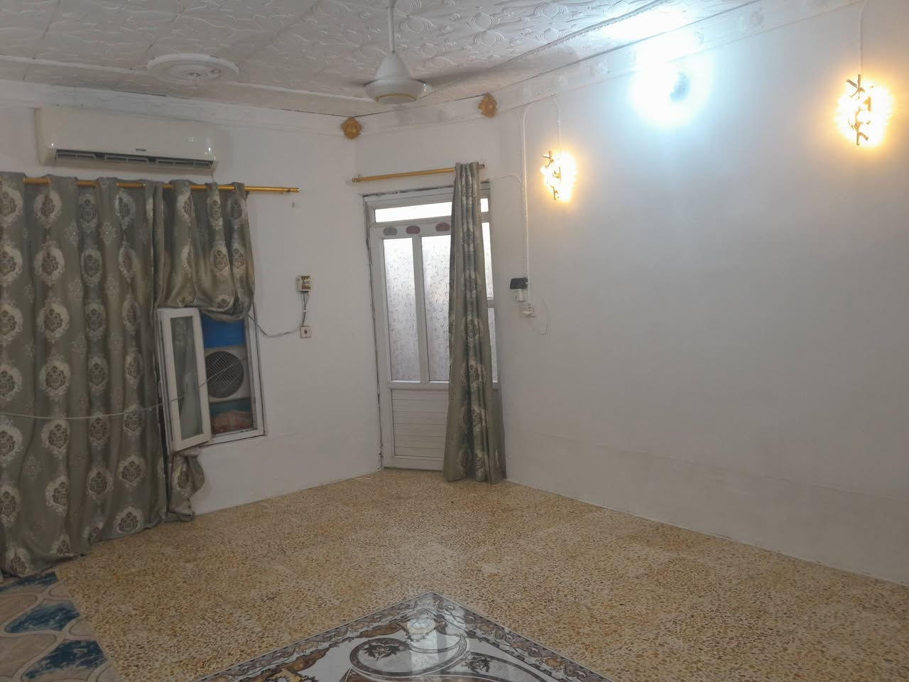 للبيع بيت ١٠٠ متر طريق طوريج كربلاء قرب مدينه الزائرين قرب جامعة كربلاء عامود ١٣٢ الاتصال ***********كافه الخدمات موجوده وطني مولد ذهبي انترنيت مدارس
