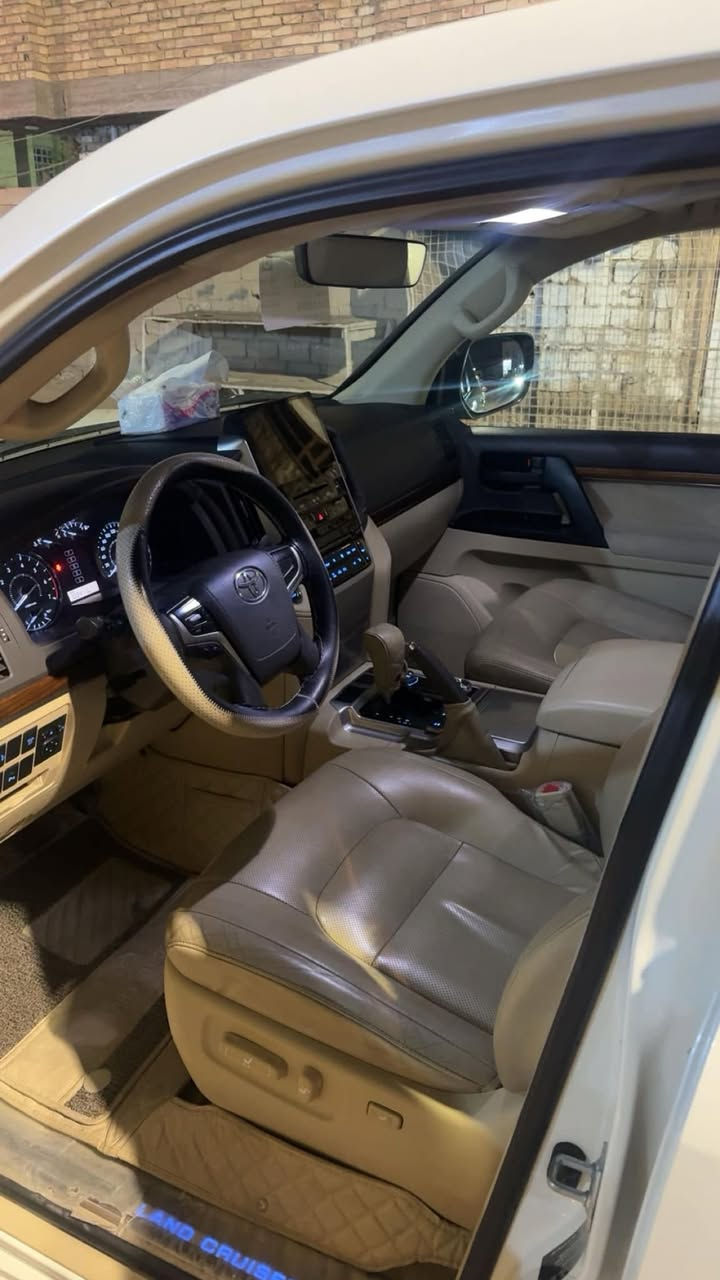 سلام عليكم 
لاندكروزر 2017 فول مواصفات 
فئه GXR 
كلين كفاله من دعاميه للدعاميه
سياره ما شاء الله نضيفه حت دهن بدله من شركه و وصولات موجوده والله سياره مال بيت ما يطلعون بيه هواي
ماشيه 100  
كامرات امامي 3
3 شاشات 
كشن كهرباء 
تحكم ستيرن 
تشغيل عن بعد 
6 سلندر 
وبيه بعد مواصفات 

لاستفسار 
***********
