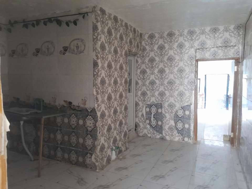 بيت مساحتة 100 متر حواسم في منطقة حي البساتين يتكون من مطبخ إستقبال حمام كراج غرفة واحدة ترك للبيع سعرة 42 وبي مجال هذا رقمي ***********
