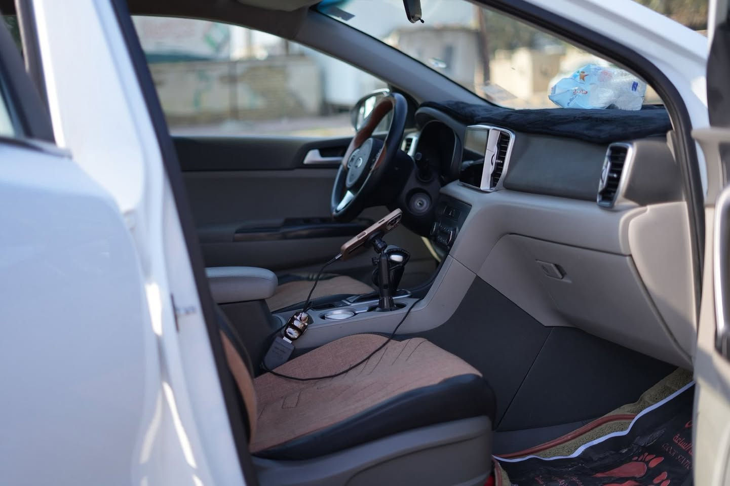 السلام عليكم 
للبيع فقط كيا سبورتج 2018 (خليجي)
رقم بصره  الدولي باسمي 
مواصفات 
شاشة و كاميرا 
حساسات خلفي 
تحكم ستيرن جهتين
قطعتين تبريد
اشاير بالمري 
مكينة 2000 دوش
ماشية 113 
كفاله من الضربه 
السعر : 185 و بيها مجال 
مكان السيارة ميسان 
***********
