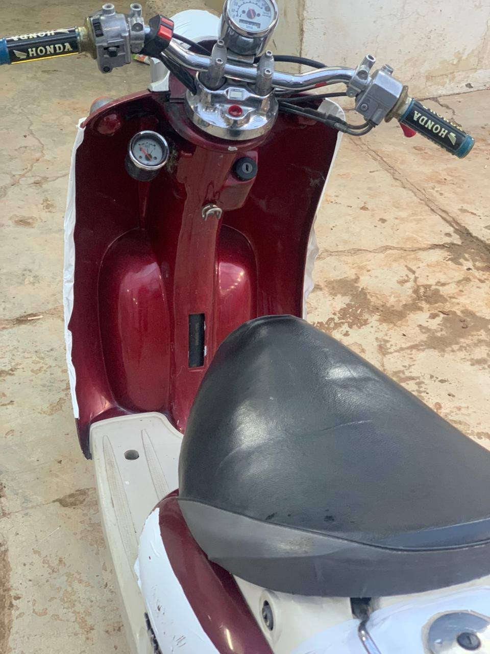 دراجه عبد الحليم  
نضفيه مثل ما واضح بل تصوير 
محرك ما مفتوح 
س ع ر 375وبيه مجال


**إذا كنت صاحب هذا الإعلان وتريد حذفه لأي سبب، رجاءا أرسل رسالة إلى الدعم الفني**