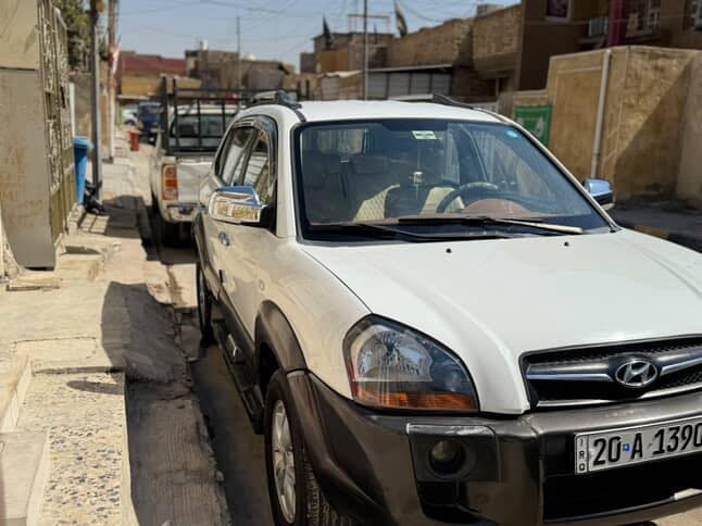 سلام عليكم توسان 2009  سياره نضيفه مابيها اي نقص مكفوله ماعادا بارد بقبق لبانزين  مكان سياره بغداد الحسينيه سعر 120 وبيها مجال للطيبين ***********
