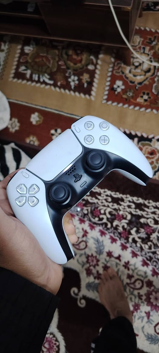 للبيع جهاز PS5 سلم
الملحقات
 جوستك 2 اصلي
قاعده للجهاز + شحن الجوستك
الهارد 1T 
اقراص عدد 4
FIFA 26
CALL of DUTY BLACK OPS 6
BATTLEFIELD 6
RED DEAD
الجهاز نضيف كلش استعمال اقل الشهر
كراتين القطع موجودات اخو الجديد
السعر 825 الف
مكاني بغداد / ***********
