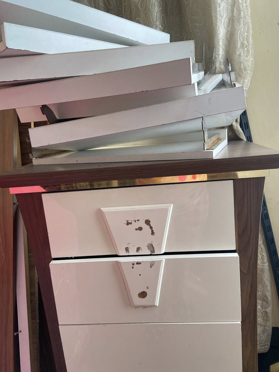 غراض محل البسه للبيع
ستاندات 5

سكك 

رفوف 

العاب 

تعلاقات 

جكامج دخل 

مرايه 

كرسي


**إذا كنت صاحب هذا الإعلان وتريد حذفه لأي سبب، رجاءا أرسل رسالة إلى الدعم الفني**