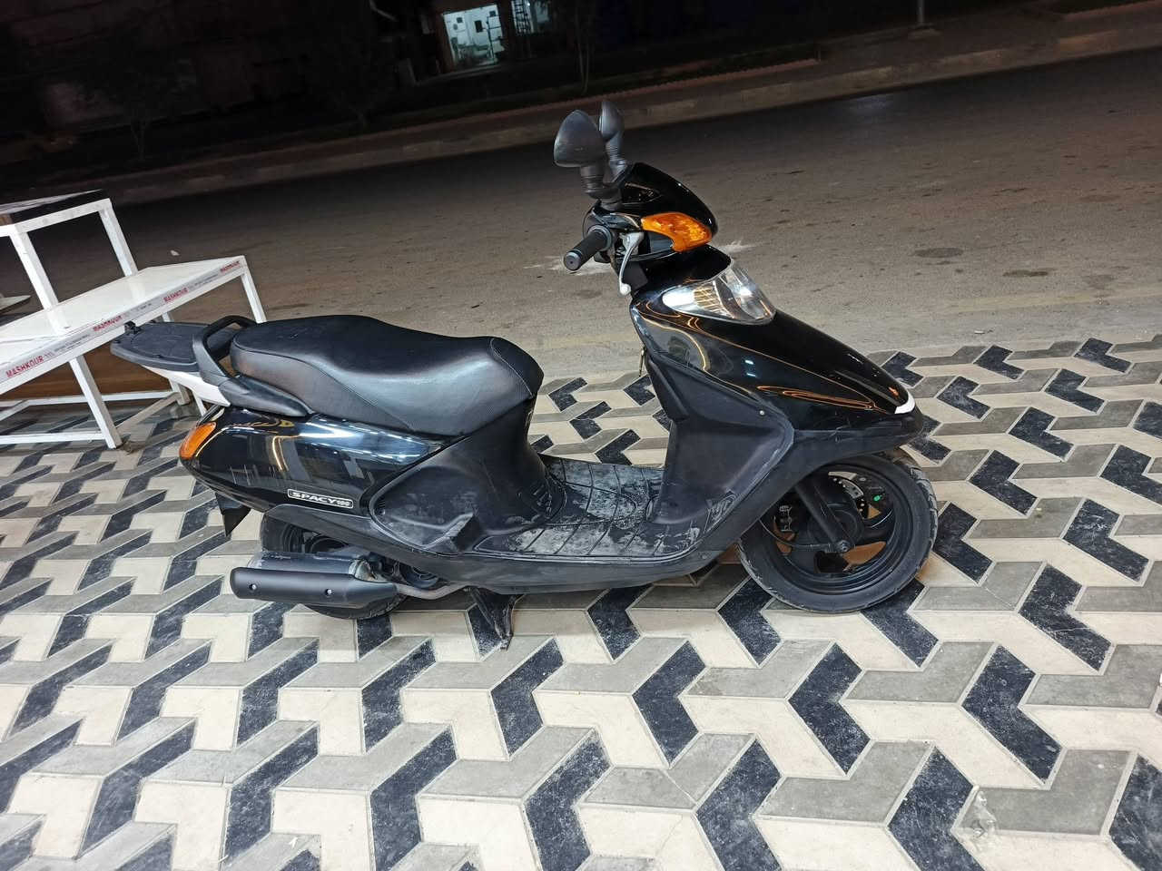 السلام  عليكم
سبيسي رمبه صاله اقل الشهر دراجه بلاي لون تجي وتشوفه احله من الصوره دراجه خير من الله السعر ١٣٥٠او بيه مجال متوازي عله افلوس مكاني كوت شارع الشيشان ***********
