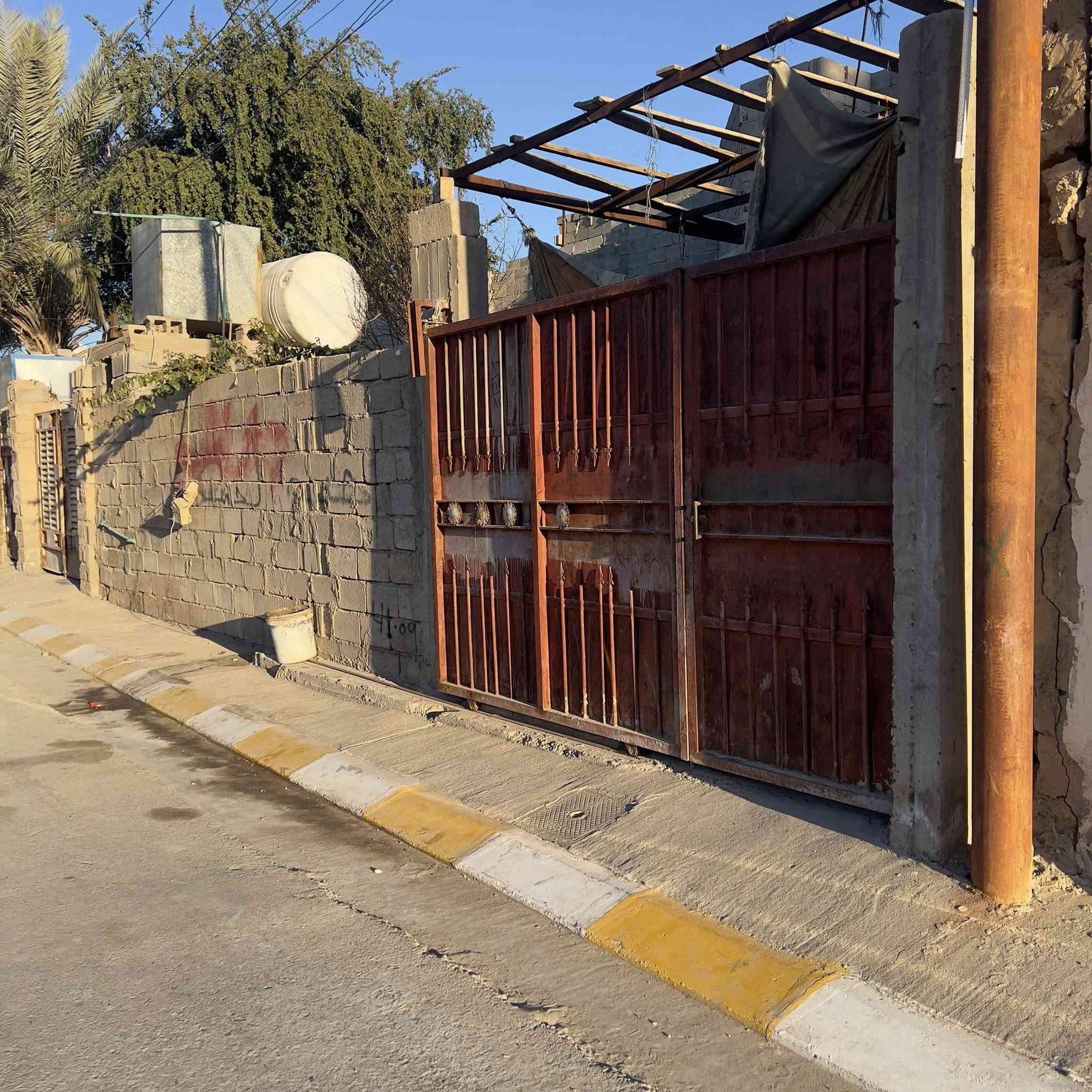 بيت للبيع مساحة 416
عرض16
نزال 26
خدمات متكاملة ماء تبليط 
شارع12
البيت مقسم مشتملات ثنين
منطقه جبيل قرب جامع محمد بن سيرين
مكلف بالنشر 
للاستفسار 
***********
