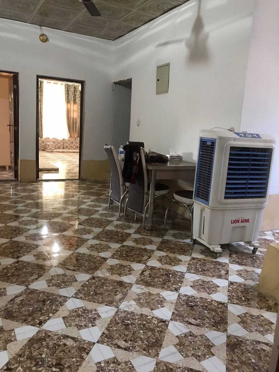 السلام عليكم 
بيت للبيع مع الاثاث في عرب حسين الجريش مكون من 3غرف وبمساحة كلية 400متر والسعر 55مليون للأستفسار الاتصال على الرقم ***********/***********
