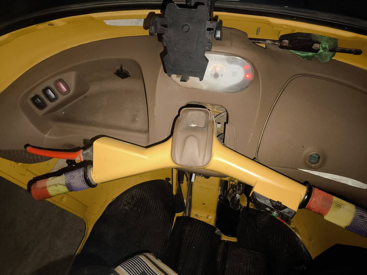 تكتك بياجو مديل 2023  طالعه بال 2025
كفاله عامه كير ومحرك الاصلي لامجفت ولامفتوح البدي كفالة من كلشي لاخياس ولا شي  زلوق بسيطه مال شارع بأسم الوكيل تحويل ثاني يوم الوكيل موجود
التكتك نضيفه كلش تاخذها كبل للشارع ماناقصها الف دينار كدامك
السعر 5750 وبيها مجال للشراي التواصل واتساب 
***********
***********
