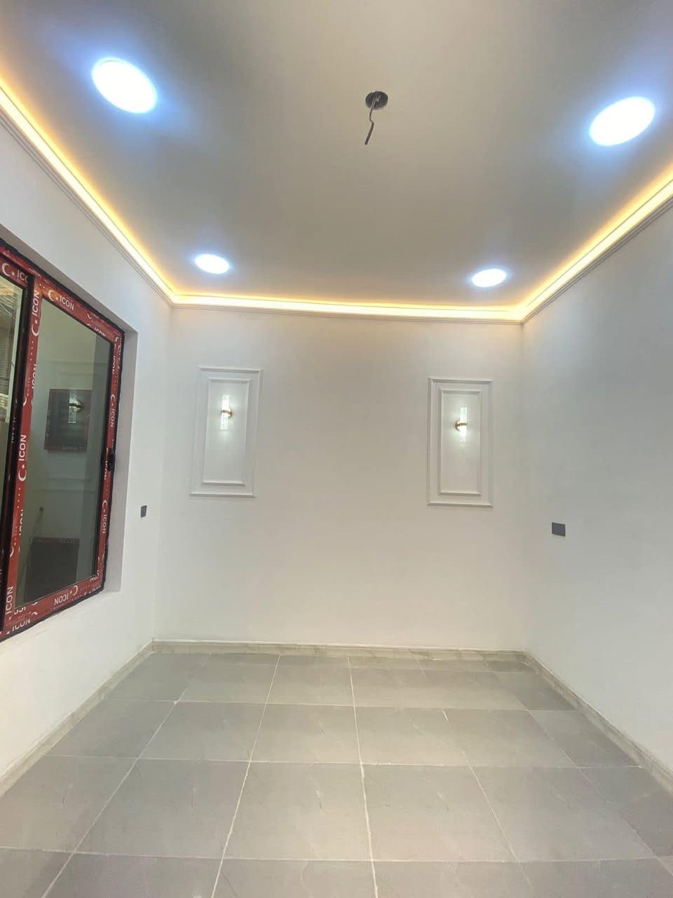 #لدينا_دار_للبيع مساحه 50 متر واجه5 ونزال 10 طابو زراعي سند 25 قرار محكمه البيت يحتوي على 3 غرف نوم وصاله وستقبال ومطبخ  العنوان بغداد الدورة مدخل البوعيثه مجمع الحليم نظام دكتات موزع على الغرف 
هاتف ***********
