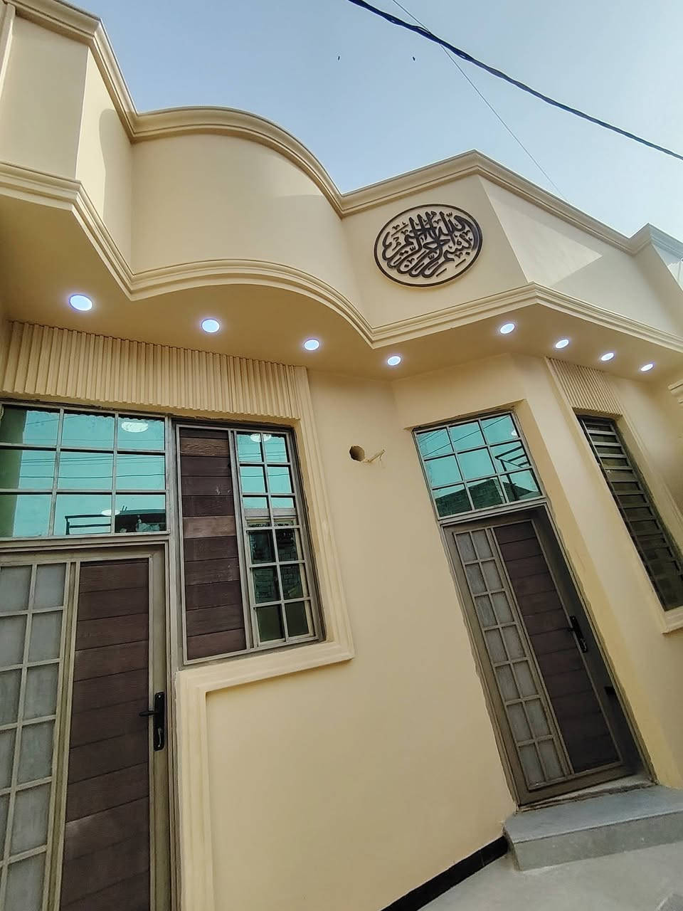 دار سكن للبيع 🏠
تستلم دارك عند المكاتبة مفتاح 🔑
تصميم مميز ملكي ( أكيد أجمل من التصوير )
#المساحة :: 120م 
الدار يقرب من السايدين الداخل 300م
#العنوان :: إبي الخصيب - الصنكر - قرب مازن سنتر .
#يحتوي :: كراج . استقبال . مطبخ . صحيات خارجية .
صالة . درج . صحيات داخلية . غرفتين منام . مناور .
…………….
ملك صرف زراعي عراقي نموذج 25
…………….
#السعر_المطلوب :: 77 مليون قابل للتفاوض .
…………….
#علماً / دار ثاني بجوار هذا الدار جاهز وبنفس التصميم .
……………
#للأستفسار :: ***********
