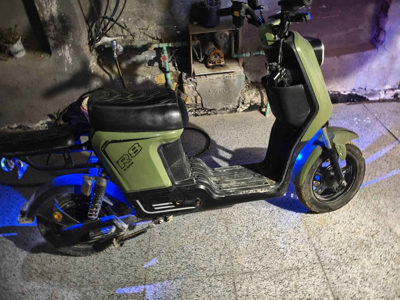 دراجة شحن ار 8 سعر 300 مكان حيدرية نجف كلشي شغال بيه بس الاشاير و ويدة البريك الامامي وبطاريات نص عمر للاستفسار رقم واتساب ***********
