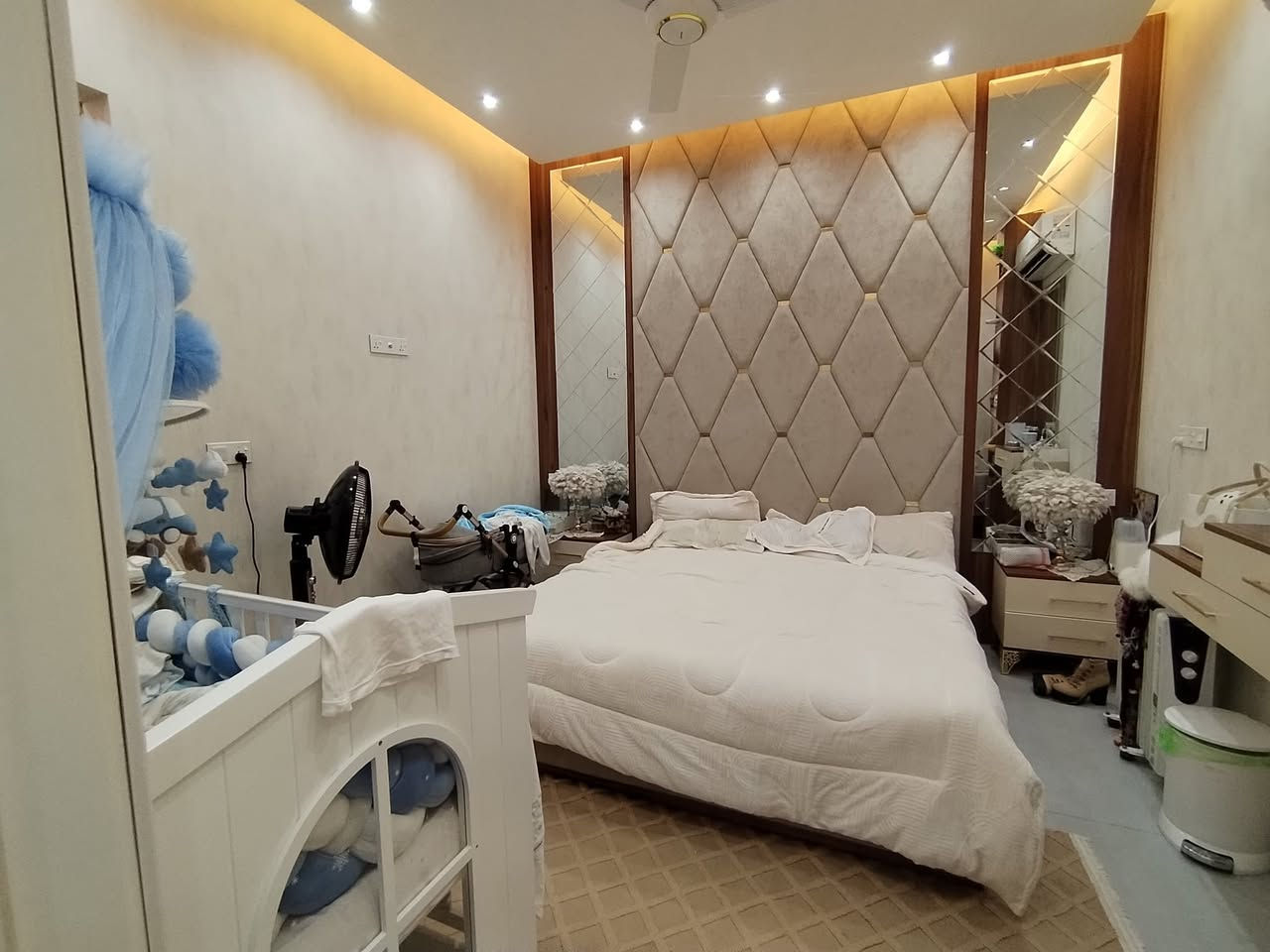 بيت للبيع حي الاطارات
بداية الحي مقابل التقاطع باتجاة مجمع الدرة وبانزين خانة سما كربلاد
المساحة ٢٠٠ متر 10*20
طابق ارضي كامل
٢ غرفة نوم (وحدة منهن ماستر)
حمام مع غربي
تواليت شرقي
حديقة داخلية مع حوض شلال
البيت اله مدخلين
المدخل الاول استقبال
المدخل الثاني مطبخ بارد
داخل المطبخ البارد مطبخ حار
هول وسط البيت مطل علحديقه الداخليه
نهاية البيت اعله بايتين بي
مجمع صحيات وابواب الغرفتين
مع منور خدمي وسط الغرف
مواصفات البيت
نظام بوري السبلت كلهن للسطح مع بوري تصريف مياة للحديقه
نظام الهوائيات كلهن صعود للسطح مطبخ وحمامات بنظام الصاروخيه
شبابيك ارتفاع ٣.٢٥ متر المنيوم سلايت مطلات عله الحدائق
الشبابيك من الهاريج محميه بابجورات مهربائيه علريمونت تفتح وتسد مثل الكبنك
حديقه داخليه مغلفه جام ارتفاع ٣.٢٥ متر وسط البيت مطله عله كل الداخل
البيت كله سقوف مغربيه وديكور حدران مع اناره مميزه
يحتوي البيت على مكنسه مهربائية دفن (فقط تسحب خرطوم المكنسة من الجدار ) ماطور المكنسه خارج البيت مثبت بصندوق الجدار
الطابق الثاني هيكل كامل مع ينقصه تبييض اللبخ وسيراميك ارضيه ونقاط الكهرباء والاناره والشبابيك والجام
سطح المنزل كامل

علق تم يوصلك السعر خاص 
او الاتصال على الرقم
***********
