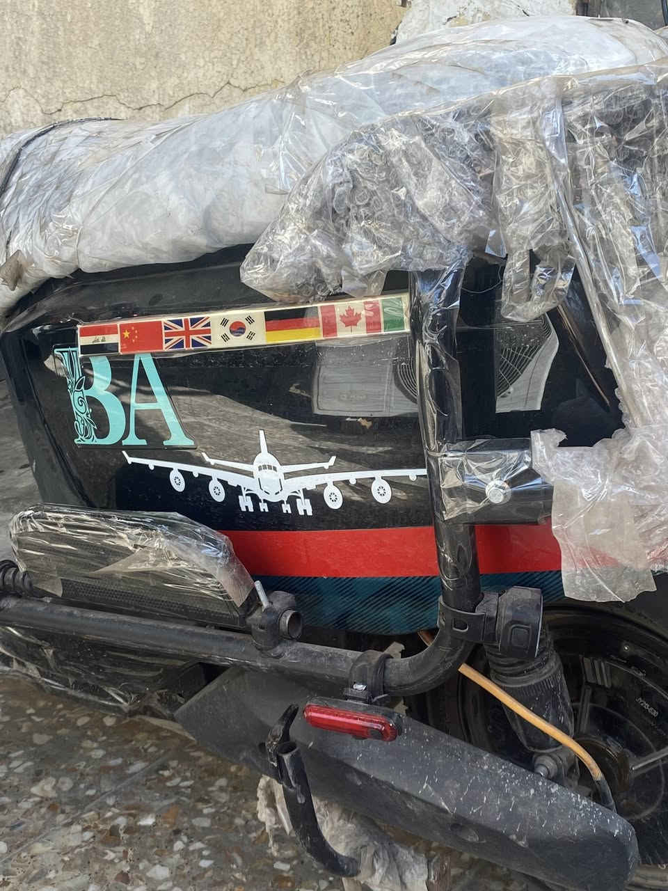 سلام عليكم دراجه مزوده فول مواصفاات1/1 ملف 1500واط سرعه80 حقيقي مزوده الدرزجع كدامك مغلفه بل كامل من كل نواحي تاير جوبلس بيه نظام بارك ونظام الرجوع للخلف ونظام 3 سرع بيه رماش قوي زنون عالي ناصي اشارات يمنه يسرى دبل اشاره هورن عالي تاير حجم 3.50 شاشه قويه بطاريات 6 الكبار 45 فولط بيه نظام مانع سرقه وقفل ستيرن ومساحه تخزين ومنفذusb للشحن وبيه درع من جوانب دراجه تواصل واتساب ***********
