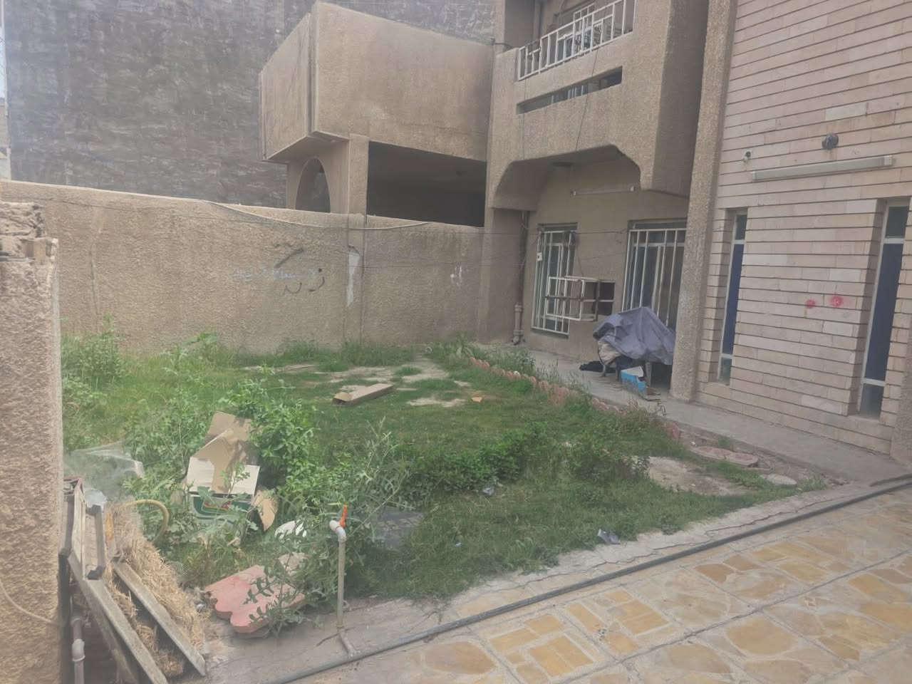 سلام عليكم
بيت للايجار في حي الشباب خلف شارع قطر الندى 
يتكون من 
كراج 
حديقة
مطبخ 
صالة 
هول داخلي عدد ٢
غرف نوم عدد ٣
خدمات عدد ٢
سطح عدد ٢
بلكونة كبيرة 
للاستفسار الاتصال 
***********
***********

