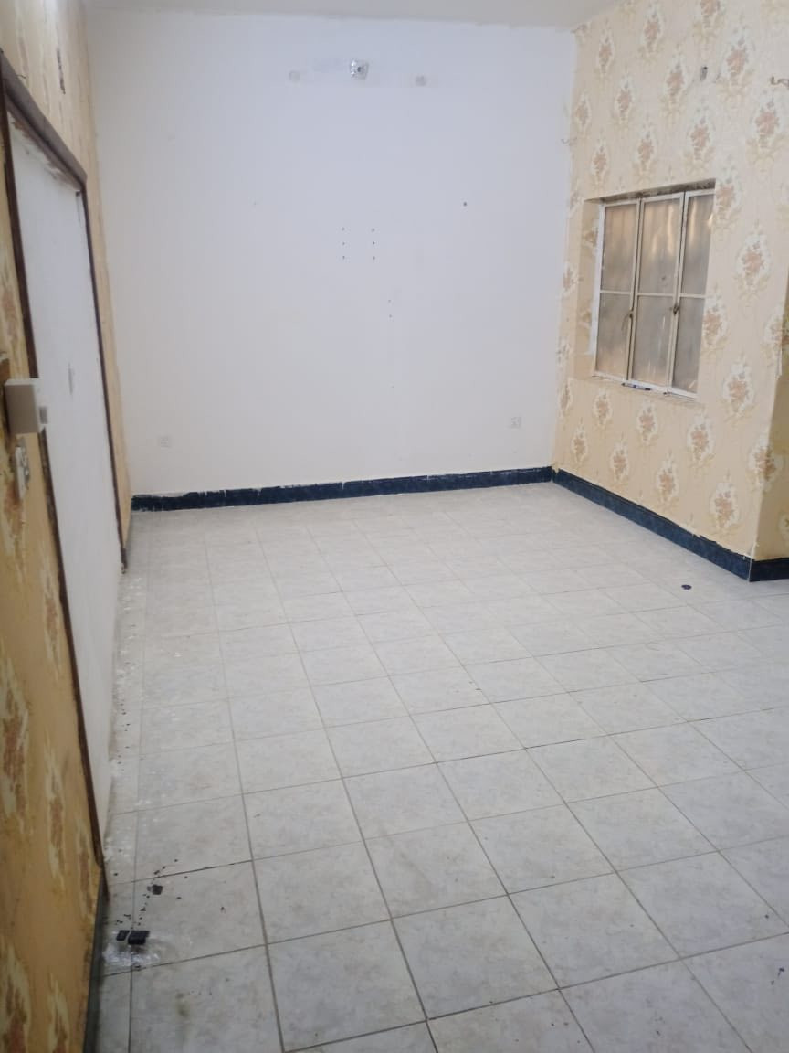 بيت للايجار في الاصمعي حي الاساتذة يحتوي على غرفتين صالة ومطبخ وصحيات وكراج مساحة 150 متر نظيف ومرتب سعر الايجار 650 الف نهائي بدون مداهر بالقرب من مدرسة الاحرار الاهلية ***********
