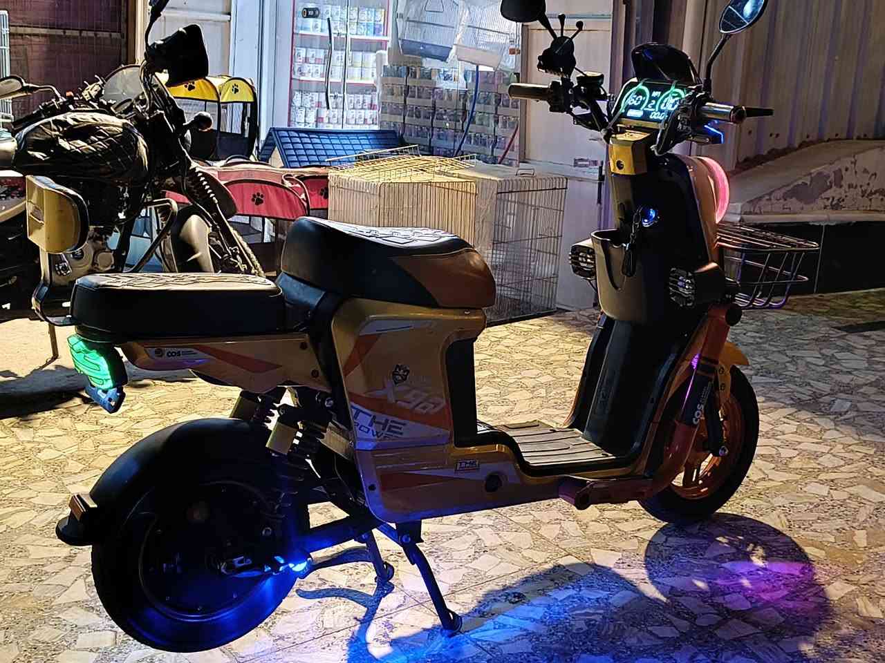 السلام عليكم 
دراجة شحن نوع X900 دراجة نضيفة و حلوة 
بطاريات كبار سعر 350 مكاني بغداد حي العامل 
***********
