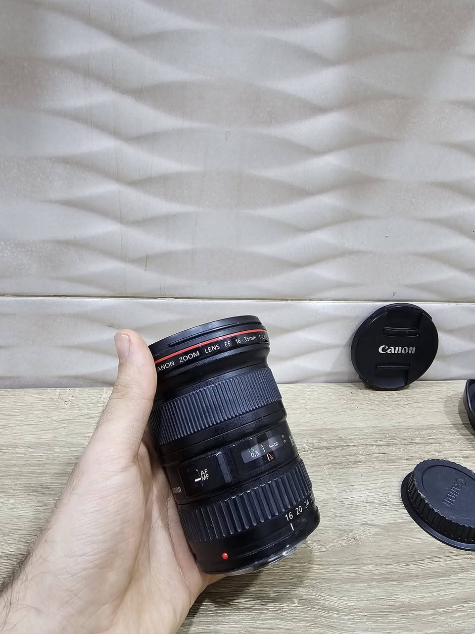 عدسة كانون 16-35 الإصدار الثاني
نظافة 100% مجرد خدوش خارجية
وياها القبق و الهود 
للبيع المستعجل ما نختلف عالسعر مكاني بغداد
*********** تواصل واتساب
