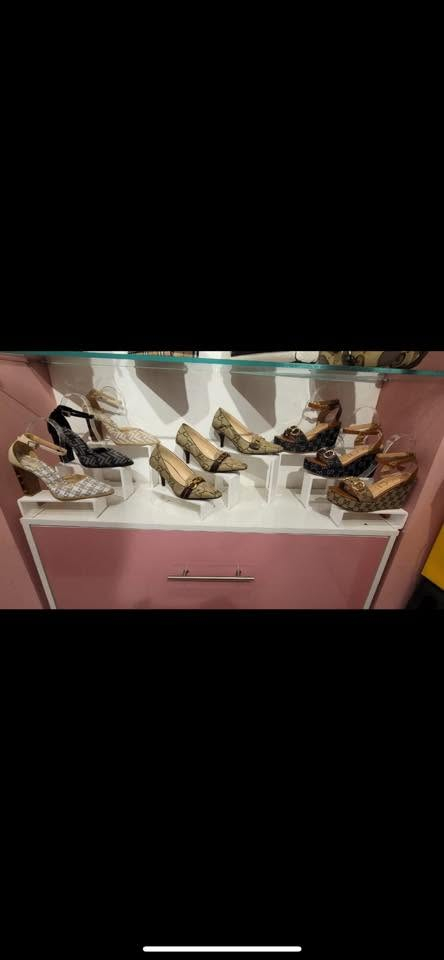 عدة محل أحذية وحقائب للبيع 👠👜
 • 300 زوج أحذية (كعب وموديلات)
 • 90 شحاط صيفي
 • 10 حقائب جديدة
 • كابينات + مكتب + مراية + جهاز كاشير+ استاندات

جاهزة لفتح محل فورًا

الموقع: بغداد

للاستفسار  ***********
