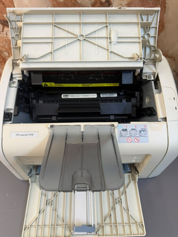 طابعة hp laser jet 1018 ابيض واسود نظيفة حيل بدون اي مشكلة كاترج جديد السعر 75 الف قفل العنوان بغداد مدينة الصدر للتواصل واتساب ***********
