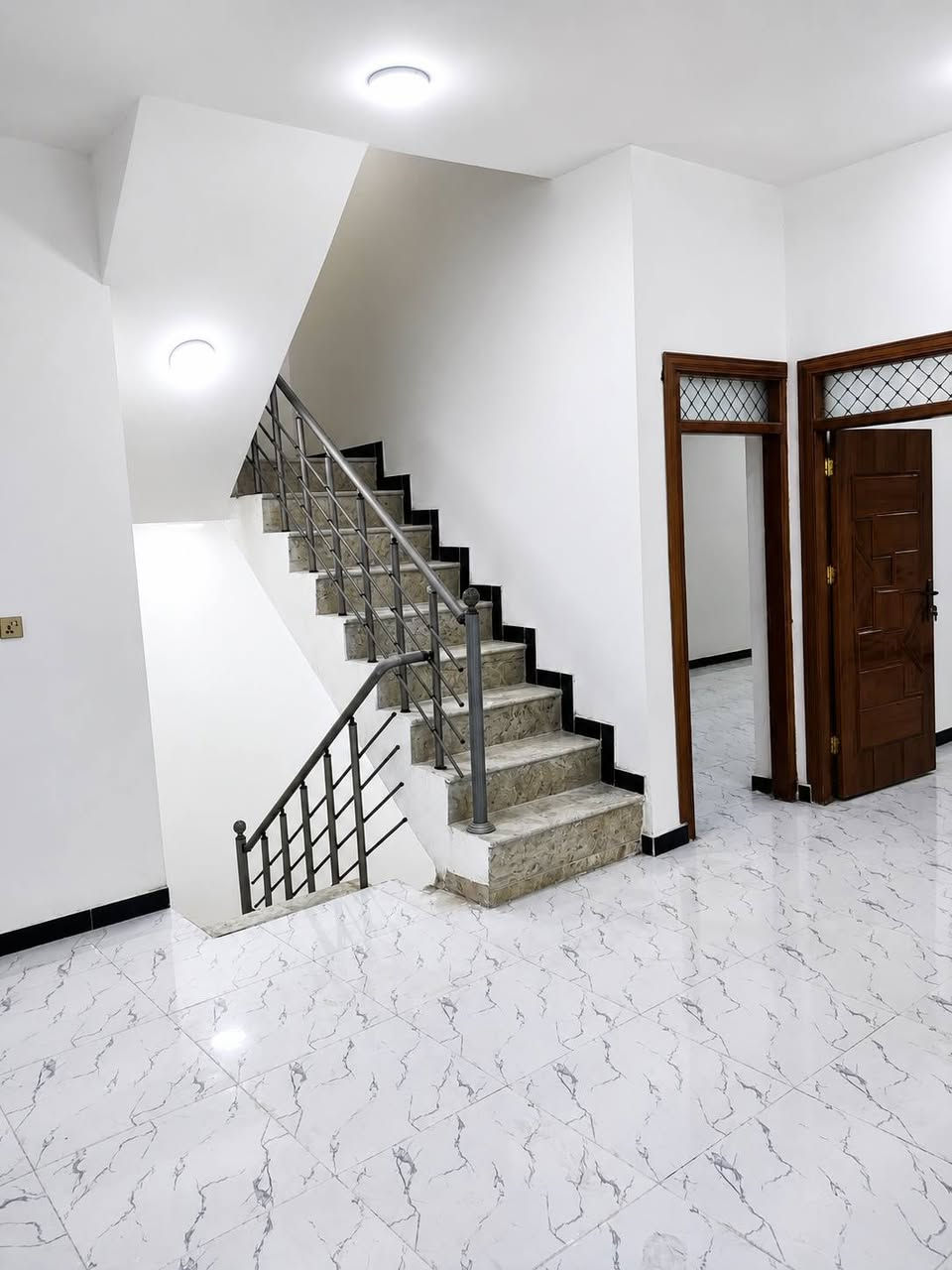 بيت 150 متر بالإسكان الصناعي النزله الأولى
الطابق الأول طارمه استقبال وصاله وغرفتين نوم ومطبخ وصحيات داخليه وخارجيه ومنور
الطابق الثاني يتكون من 4 غرف نوم وصاله وصحيات
السعر والتفاصيل فقط واتساب متواجد ***********
