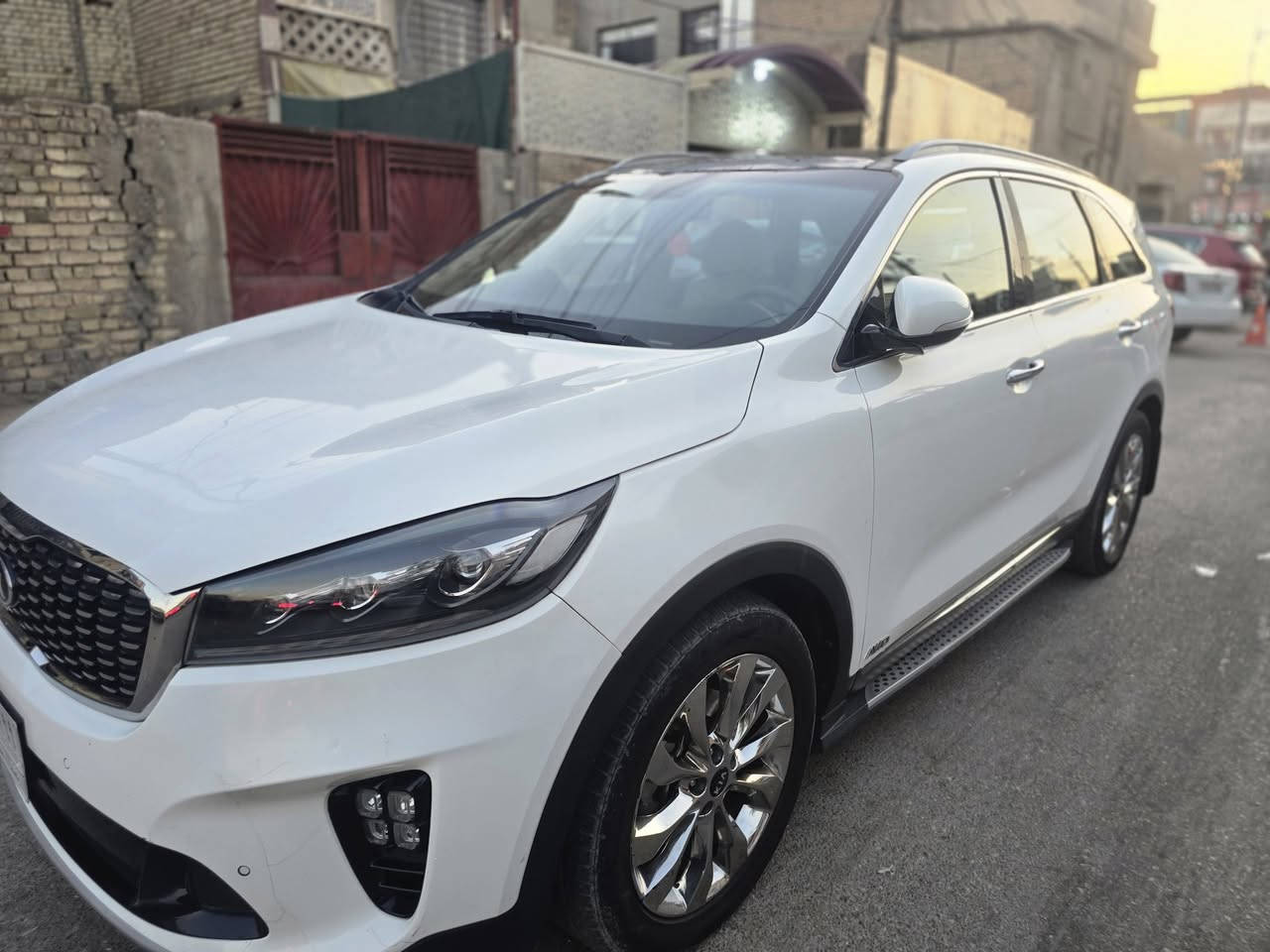 كيا سورنتو موديل ٢٠١٨ فول مواصفات خليجي
رقم بغداد 
✅ محرك:  6 سلندر V6 3500 .
✅ ناقل حركة: أوتوماتيك 8 سرعات.
✅ دفع رباعي (AWD)
✅ عدد المقاعد: 7 مقاعد.
✅ مصابيح: LED أمامية وخلفية مع إضاءة نهارية.
✅ فتحة سقف بانورامية.
✅ بصمة 
مقاعد جلد كهربائية، مع تبريد وتسخين للمقاعد الأمامية.
✅ كاميرا خلفية مع حساسات أمامية وخلفية.
نظام ملاحة وشاشة 8 إنش.
مكيف أوتوماتيكي ثلاثي المناطق مع فتحات للمقاعد الخلفية.
✅ مثبت سرعة.
مراقبة النقطة العمياء (Blind Spot).
تنبيه حركة المرور الخلفية.
باب صندوق كهربائي (Smart Power Tailgate)
✅ ستائر جانبية خلفية
ماشيه 109 
بيها فقط باريد بسيط بالصندوق والباقي مكفول 
السعر 215 قفل مكاني بغداد 
***********
واتساب فقط
