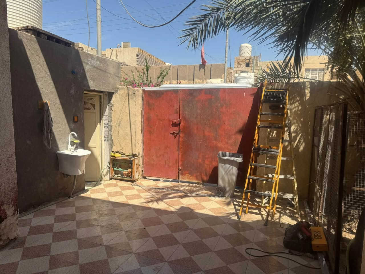 السلام عليكم بيت للبيع مساحة ٢٠٠ متر بناء قديم عكاده ترميم جديد جاهز لسكن يتكون من اسقبال +صاله+هول+غرف نوم 2+ مطبخ + صحيات داخليه وخارجيه العنوان حي اريدو خلف مجمع الكفيل قرب ساحة شريف السعر 195
***********
