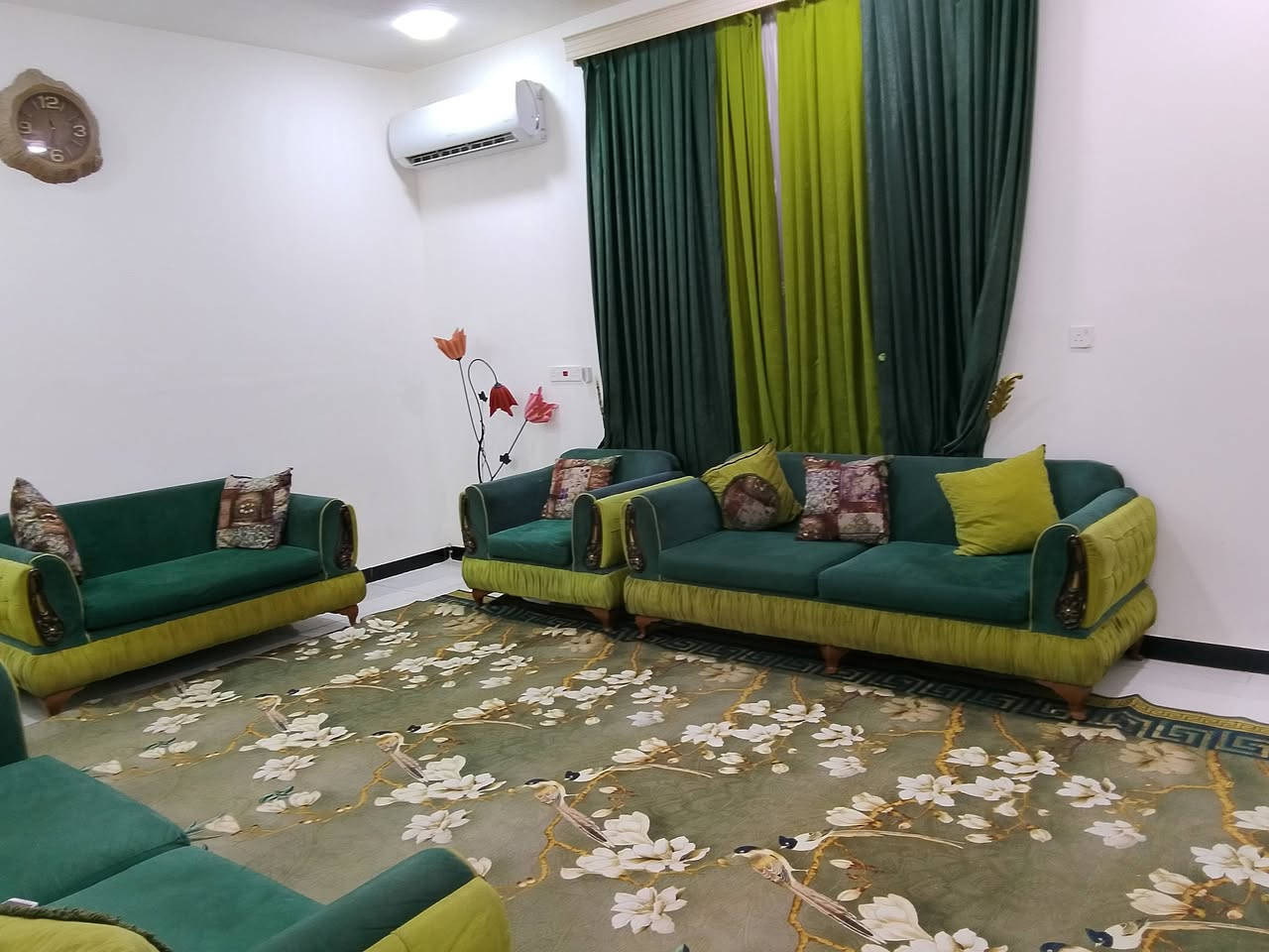 دار للبيع ركن على شارعين ثاني بيت عن التبليط مساحه 150م واجها 10نزال15طابقين الطابق الاول كامل الطابق الثاني غير مسقف درج خارجي 
يحتوي على غرفتين وصاله ومطبخ واستقبال صحيات خارجيه وداخلية حي الحسين ع ابو غرق شارع البانزين خانه خلف اسواق العائله
للاستفسار ***********
