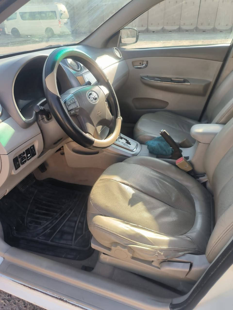 السلام عليكم 
BYD G3 2014 مزاد 
مكينة وكير مكفولات لاتنقيص ولاتبخير شرط شلعة ومعدل ، عليها ادامة نوزلات بلكات جدد مجاول جدد ، فيت بم جديد ، فلتر بانزين شاشة اصلية وكامرة حساسات كلها شغالة اشارة ترحيب كهربائيات كلها شغالة مابيها نقص سيارة جاهزة من كلشي وبيها شوي خياس بلباب مال سايق محرك 1800 كير اوتماتيك مبدل فلاوين + كير حاوية جديد ياباني محرك لانسر  سيارة مصروف عليها هواي الله شاهد لابيها ضربه ولا كص سيارة كلها ختم واحد ترايك للبصرة وتترقم بابل مشروع وطني نقصها بس غاز تبريد السعر 40 وبيها مجال رجاءا لحد يكسر بسعرها سيارة متعوب عليها ومصروف عليها هواي المو شراي لايتعبني  للاستفسار ***********
