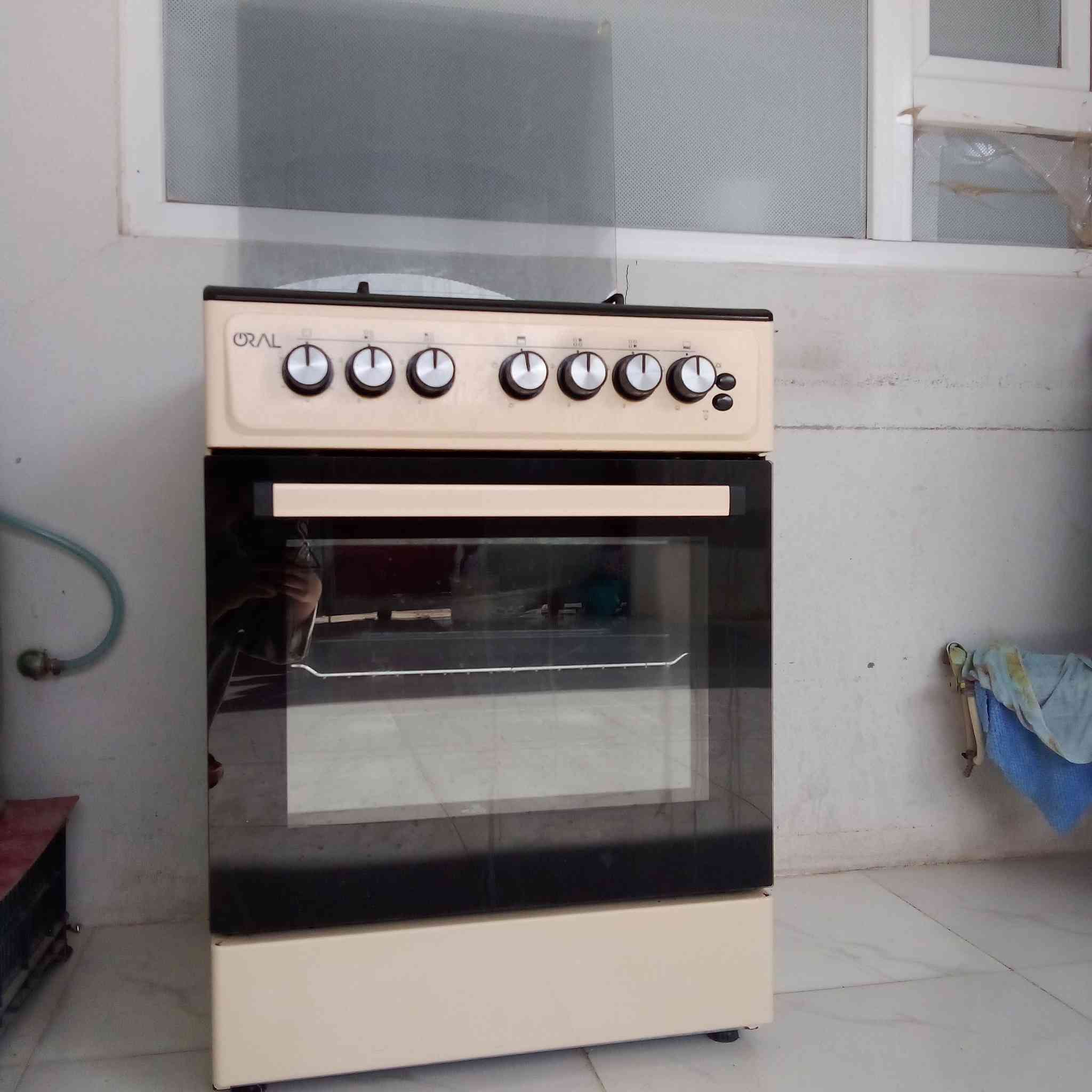 سلام عليكم 
ئةم تةباخه بو فروشتن شتيكى خاوينه چوارچاوةكةى ئيش دهكات فرني ئيش ئةكات بى كيشةية نرخى 150 
ژمارةى موبايل ***********
