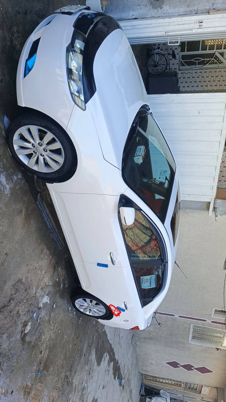 سلام عليكم كيه سيراتو للبيع او مراوس موديل 2011حادث موضح بالصوره خشم الجاملغ وخشم البنيد مكينه وكير وحداديه وتبريد وتخم تاير اي نقص مابيها كله جديد السياره جاهزه للستفسار *********** عنوان كربلاء المقدسة
