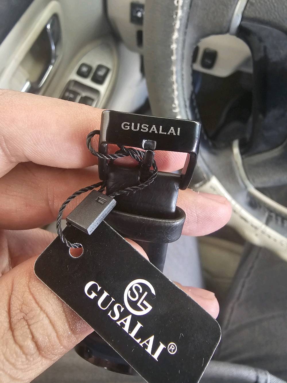 ساعة ماركة GUSALAL 
السير / جلد 
"الأناقة تبدأ من تفاصيل معصمك. تألق مع ساعة GUSALAI التي تجمع بين الفخامة والبساطة.
متوفرة الآن لدى Babylon for Watches.
للطلب والاستفسار: ***********."