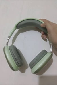 للبيع سماعات رأس بلوتوث بتصميم أنيق ولون أخضر فاتح. السماعات تمتاز بتص...