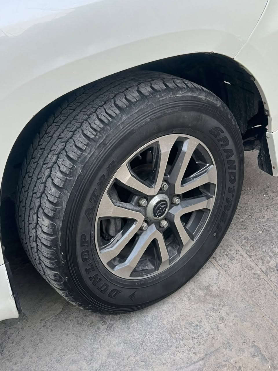 سلام عليكم اخوان
تخم ويل وتاير مال لاندكروز حجم 18 يرهم من موديل 2008 الى 2019  التايرات جدد دنلوب قبل شهر شديتهن جدد بمعنى الكلمة وياهم ويلات صيني  سعرهم 750 تريد بس تايرات سعرهم 500 الف وتعرفون اسعار الدنلوب رقم تواصل 
 ***********
